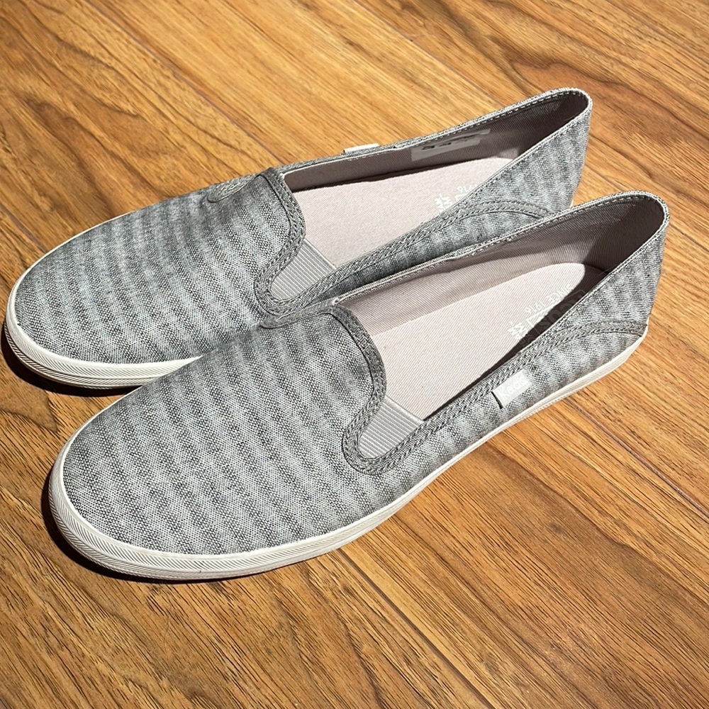 Women’s size 9.5 gray Keds Dream Foam shoes